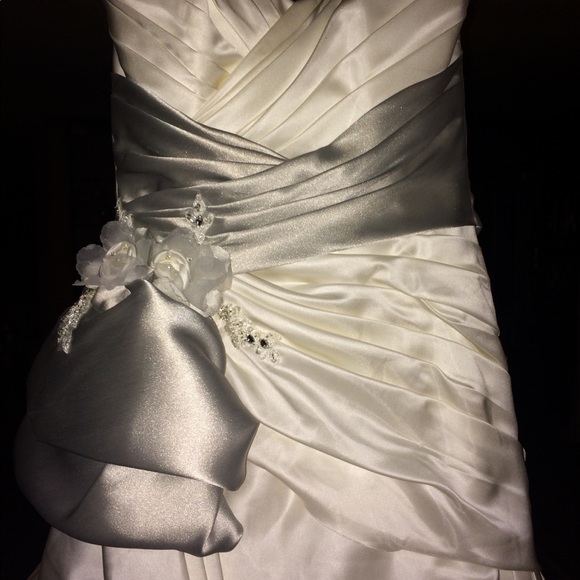 FLASH SALE 🎉BRAND NEW WEDDING DRESS - Picture 7 of 8